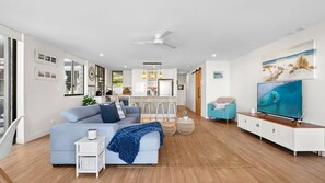 Smart TV, books - The Kings Retreat footsteps from Kings Beach (Kings Beach)