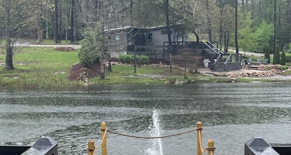 Cozy family friendly 2 bedroom lakefront cottage in charming Tracy City TN