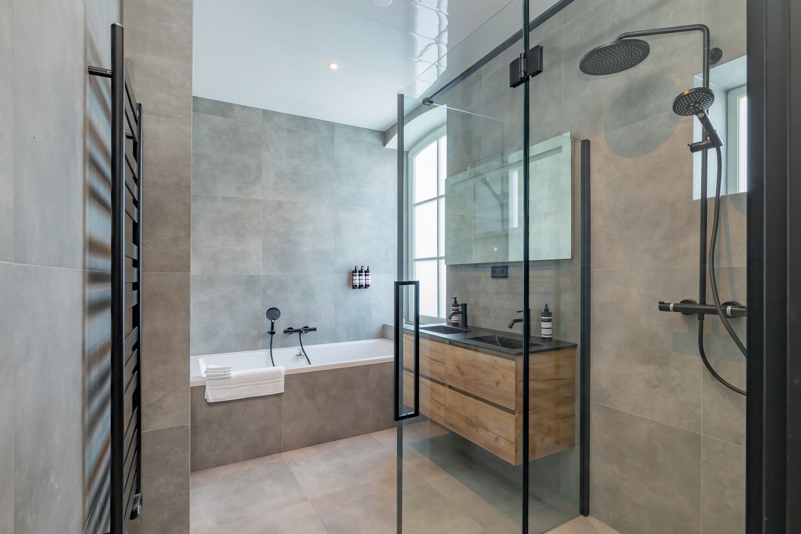 Douche, serviettes fournies, savon, shampoing