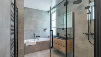 Douche, serviettes fournies, savon, shampoing