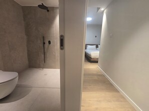 Douche, sèche-cheveux, serviettes fournies, savon