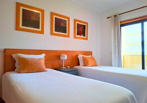 2 chambres, fer et planche à repasser, accès Internet, draps fournis