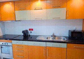 Kühlschrank, Mikrowelle, Ofen, Herdplatte