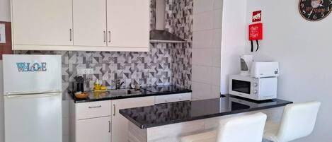 Kjøleskap, mikrobølgeovn, ovn og kokeplater