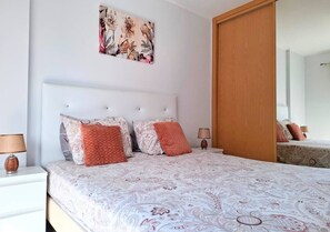 1 bedroom, iron/ironing board, internet, bed sheets