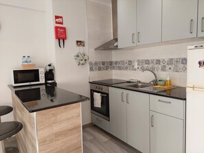 Jääkaappi, mikroaaltouuni, uuni, liesi