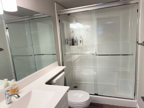 Een douche, een haardroger, handdoeken, zeep