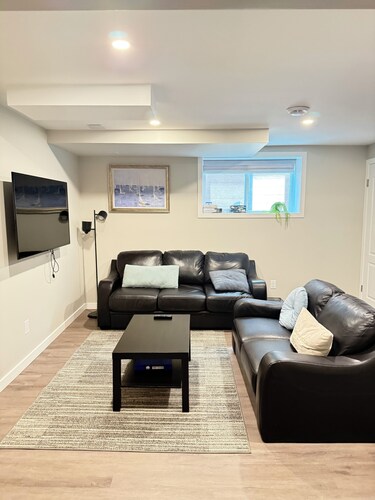 Charming and Cozy Private 2-Bedroom Suite