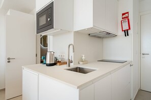 Refrigerador, microondas, parrilla de estufa y cafetera y tetera 