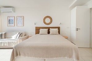 Tabla de planchar con plancha, internet y ropa de cama 