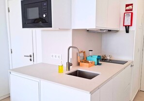 Réfrigérateur, micro-ondes, plaque de cuisson, cafetière/bouilloire