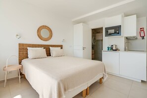 Iron/ironing board, Internet, bed sheets