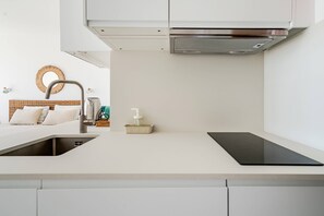 Refrigerador, microondas, parrilla de estufa y cafetera y tetera 