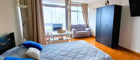 مكواة/لوح كي وخدمة الإنترنت وملاءات أسرّة