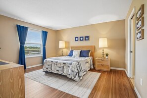 2 bedrooms, iron/ironing board, WiFi, bed sheets - Stunning sunsets, wildlife views & golf cart included for Villages lifestyle  (The Villages)