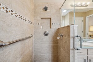 Dusche, Haartrockner, Handtücher, Toilettenpapier