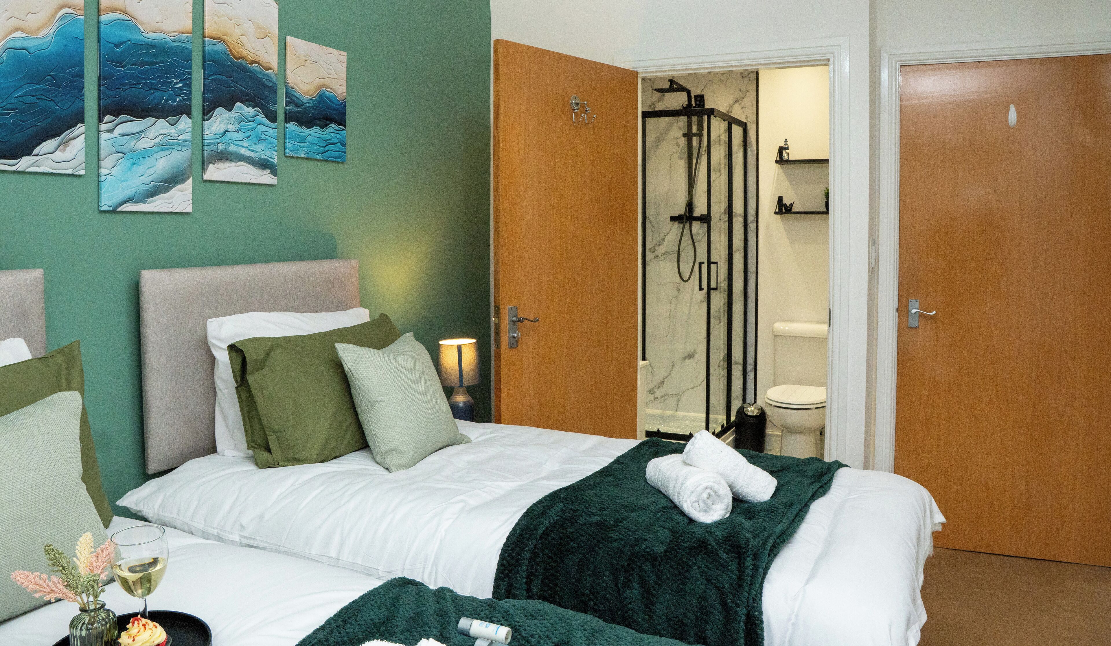 2 室のベッドルーム、デスク、アイロン / アイロン台、WiFi (無料)