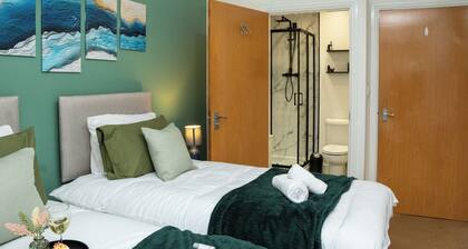 Whole Apartment | 2Bed & 2Bath | Professionals|Contractors|Parking|City-10mins