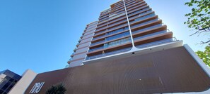 Ein Hochhaus mit zahlreichen Balkonen und einem modernen architektonischen Design.