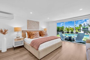4 bedrooms, desk, iron/ironing board, travel cot - LUXURY 4BR Private Pool & Hot Tub, Dock, Bay Access! Sleeps 10- Games & Scooters (Tampa)