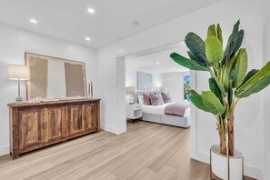 4 bedrooms, desk, iron/ironing board, travel cot - LUXURY 4BR Private Pool & Hot Tub, Dock, Bay Access! Sleeps 10- Games & Scooters (Tampa)