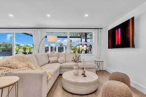 Smart TV, video library - LUXURY 4BR Private Pool & Hot Tub, Dock, Bay Access! Sleeps 10- Games & Scooters (Tampa)