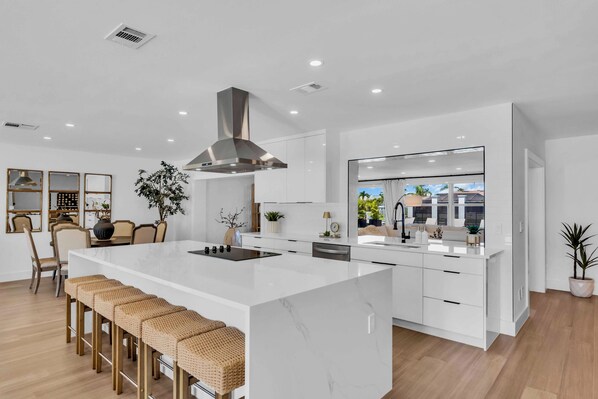 冷蔵庫、電子レンジ、オーブン、コンロ