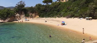 In wooded residence, 100 m from beaches, semi-detached villa, all comforts.