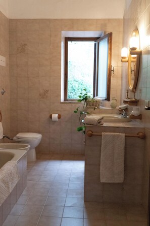 Doccia, asciugacapelli, bidet, asciugamani