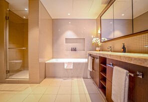 公寓, 2 間臥室, 可使用泳池 | 浴室 | 淋浴設備、提供毛巾