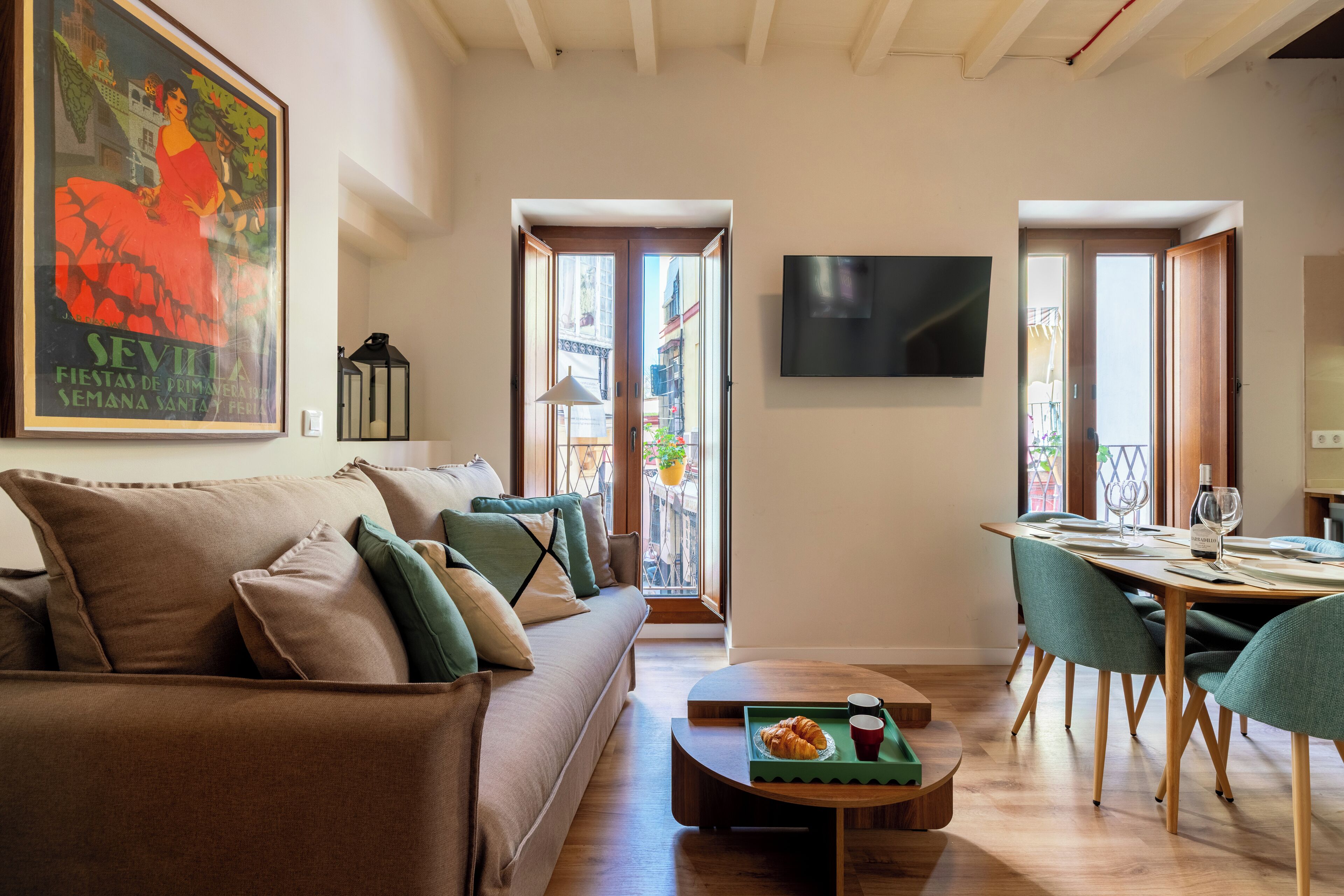 Luxe appartement, balkon, uitzicht op de stad | Woonruimte