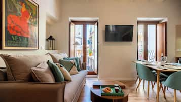 Luxe appartement, balkon, uitzicht op stad | Woonruimte