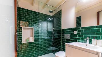 Design appartement, patio, uitzicht op binnenplaats | Badkamer | Gratis toiletartikelen, een haardroger, handdoeken, zeep