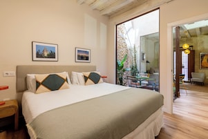 1 habitación, espacio para trabajar con laptop y cortinas blackout