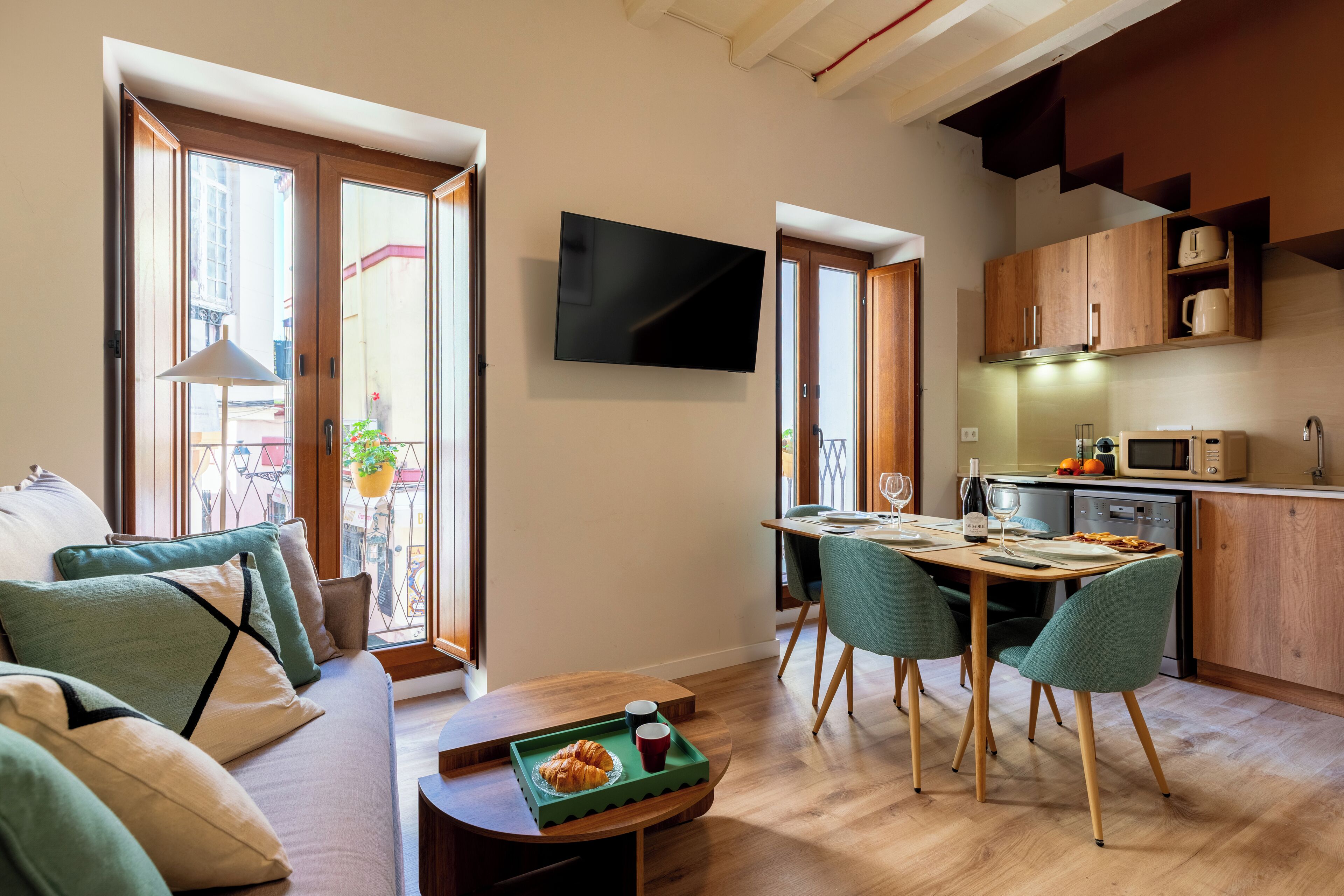 Apartament de luxe, balcó, vistes a la ciutat | Sala d'estar