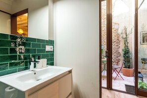 Kostenlose Toilettenartikel, Haartrockner, Handtücher, Seife