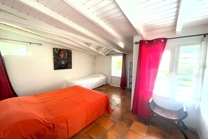 4 bedrooms, iron/ironing board, WiFi, bed sheets