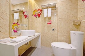 Une salle de bain avec un lavabo, des toilettes et un miroir.
