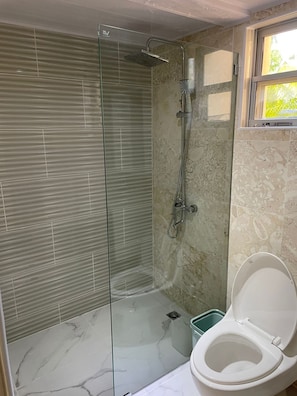 Serviettes fournies, savon, papier toilette
