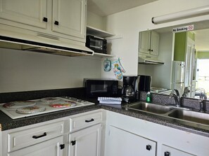 Mikrowelle, Herdplatte, Wasserkocher mit Kaffee-/Teezubehör, Toaster