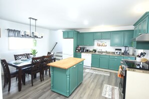 Private kitchen - In Heart of Kingston Pool Home (Kingston)