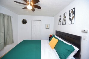3 bedrooms, WiFi, bed sheets - In Heart of Kingston Pool Home (Kingston)