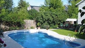 Une piscine rectangulaire dotée d’un escalier intégré, entourée d’une terrasse en béton.