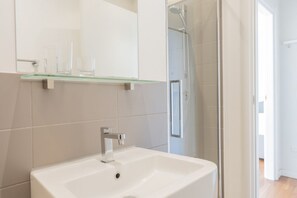 Douche, serviettes fournies