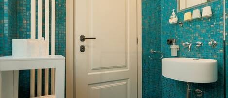 Douche, séchoir à cheveux, serviettes fournies