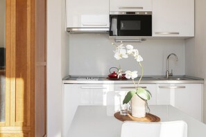Geladeira, micro-ondas, fogão, cooktop