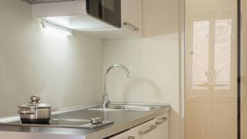 Køleskab, mikrobølgeovn, ovn, kogeplade