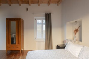 1 habitación, tabla de planchar con plancha, wifi y ropa de cama 