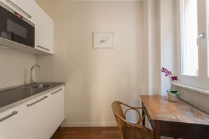 Refrigerador, microondas, placa de cocina, lavavajillas