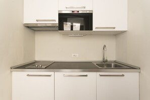 Réfrigérateur, micro-ondes, plaque de cuisson, lave-vaisselle